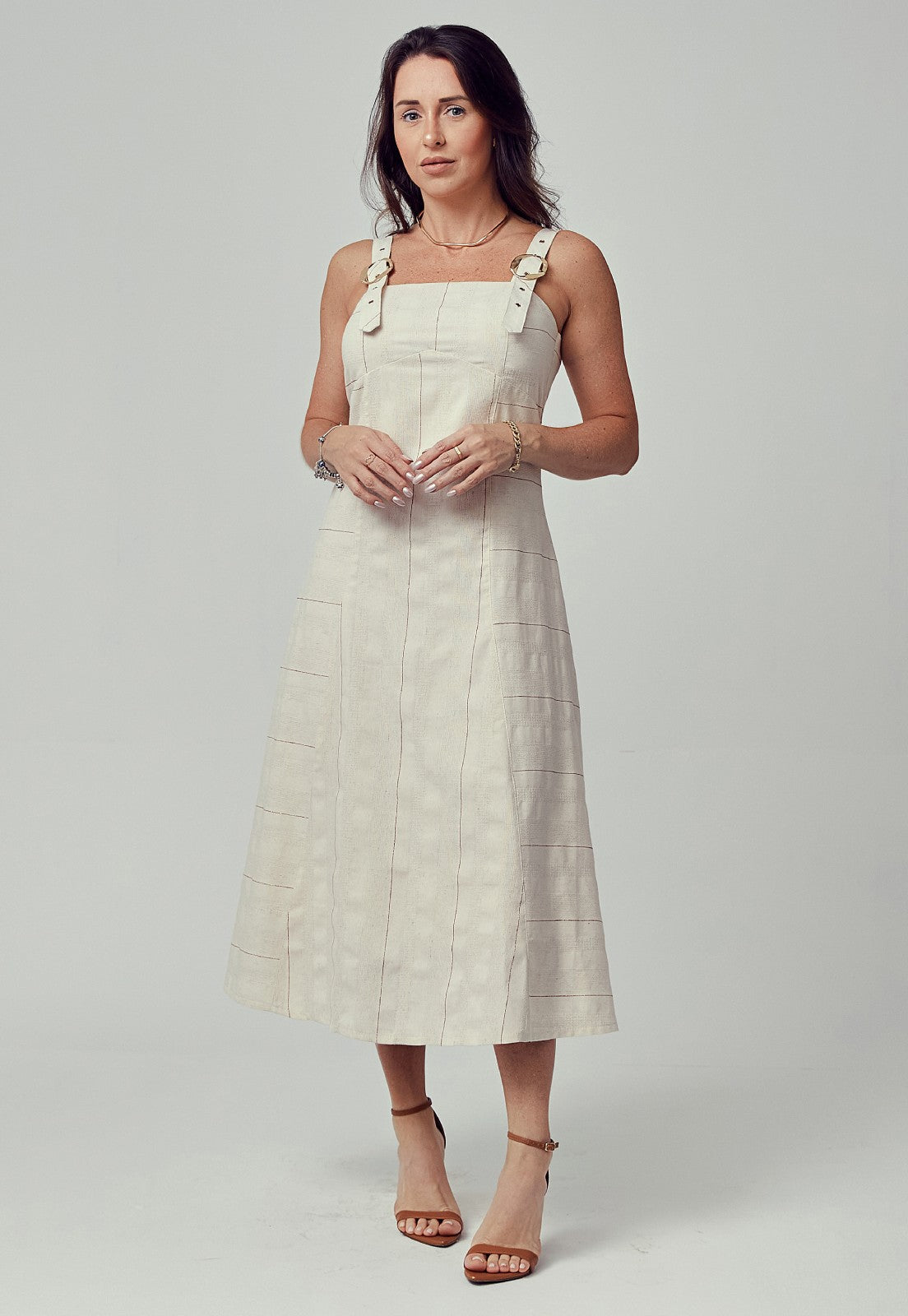 Vestido Mamorena Midi em Linho com Alças Reguláveis por Fivelas