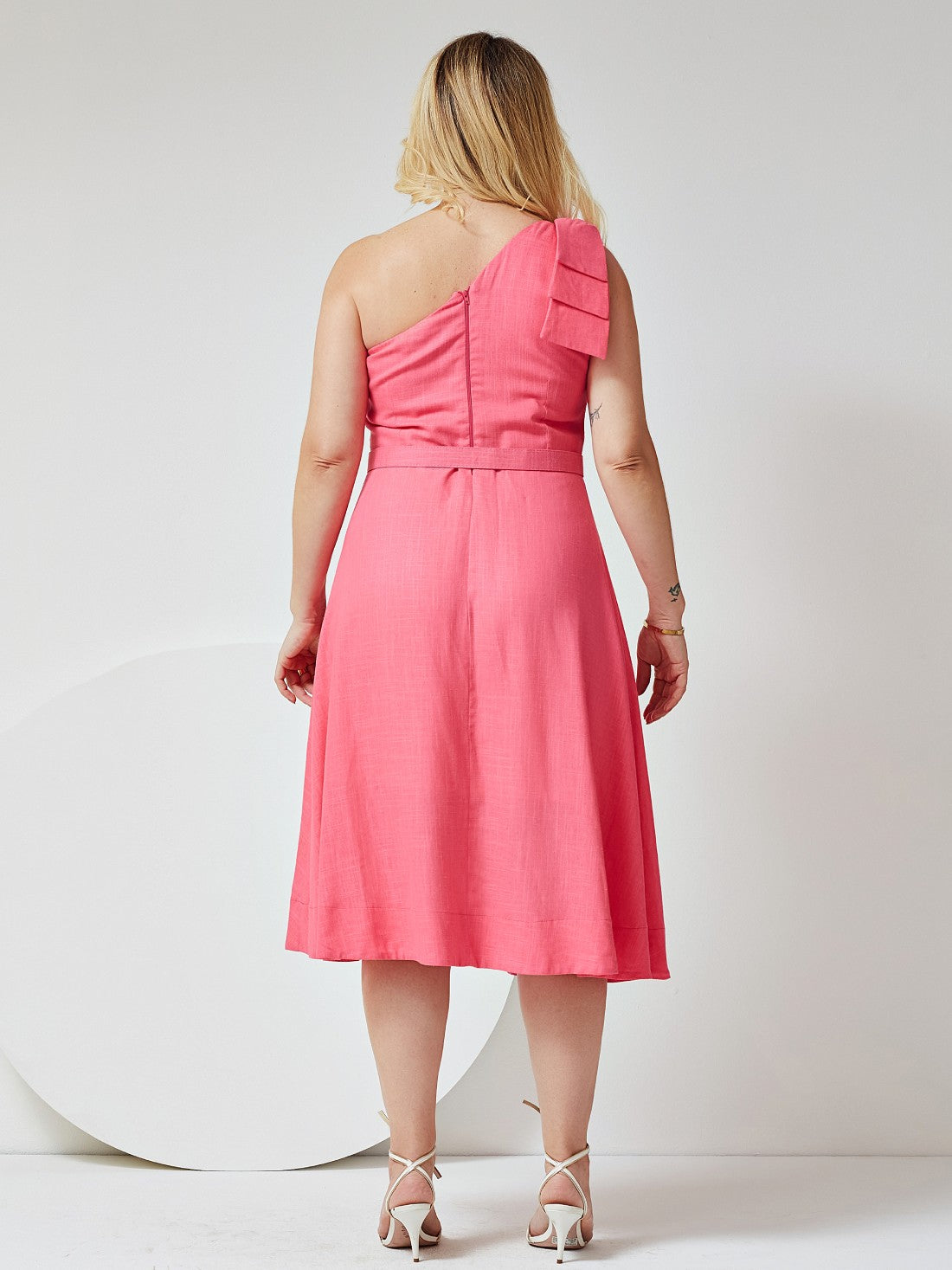 Vestido Mamorena Midi em Linho de Um Ombro Só com Detalhe de Laço