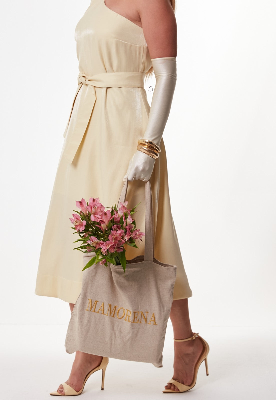 Vestido Mamorena Midi Godê em Tecido Disco com Fendas Laterais Nula Manga