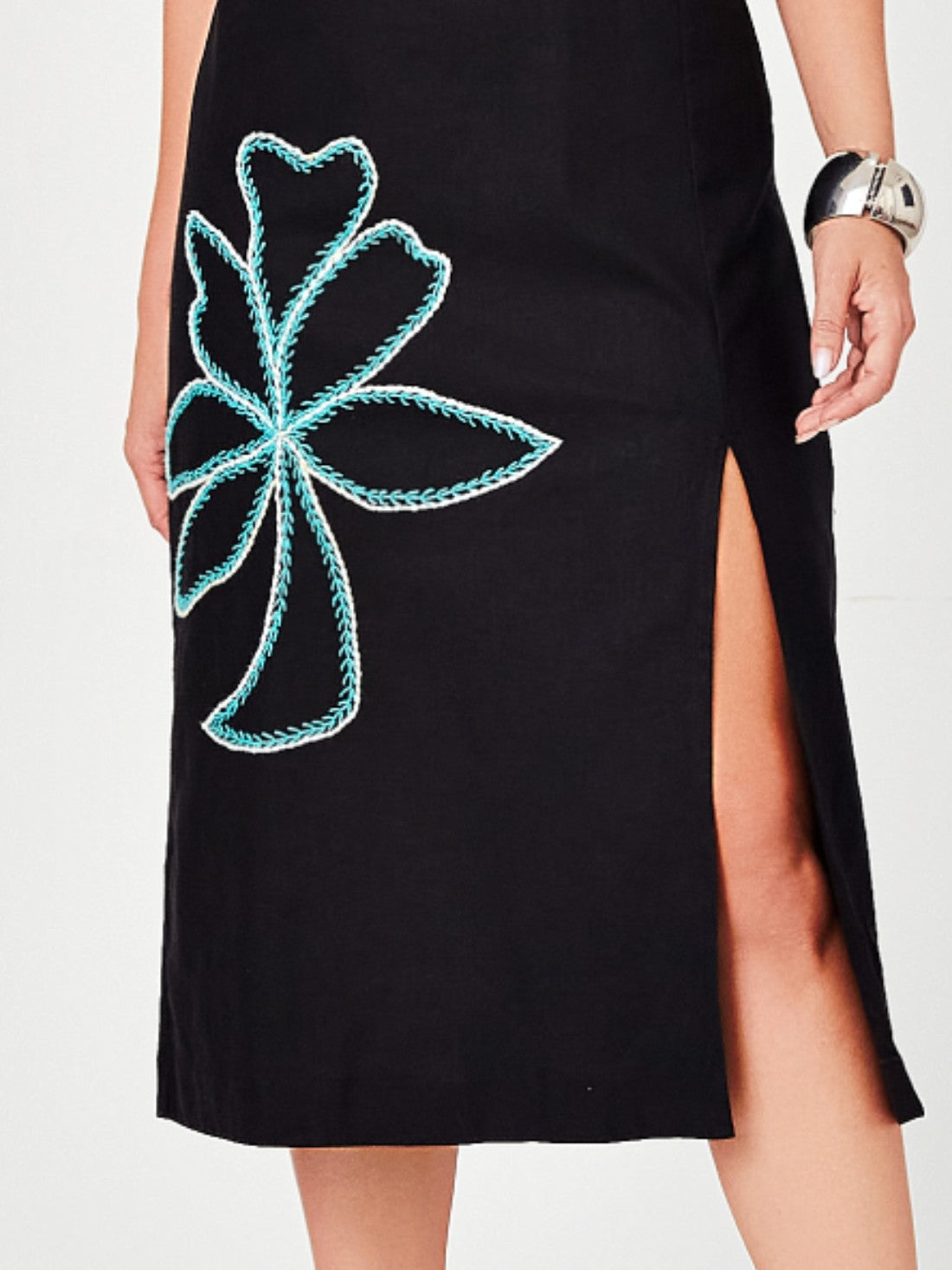 Vestido Mamorena Midi em Linho com Elastano Manga Curta com Bordado na Frente