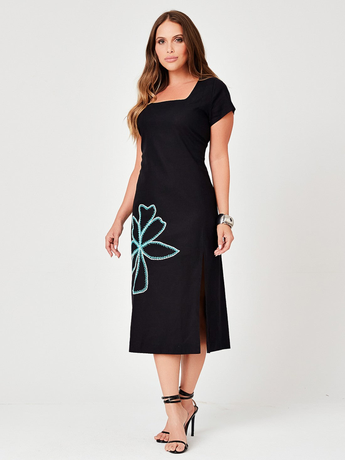 Vestido Mamorena Midi em Linho com Elastano Manga Curta com Bordado na Frente