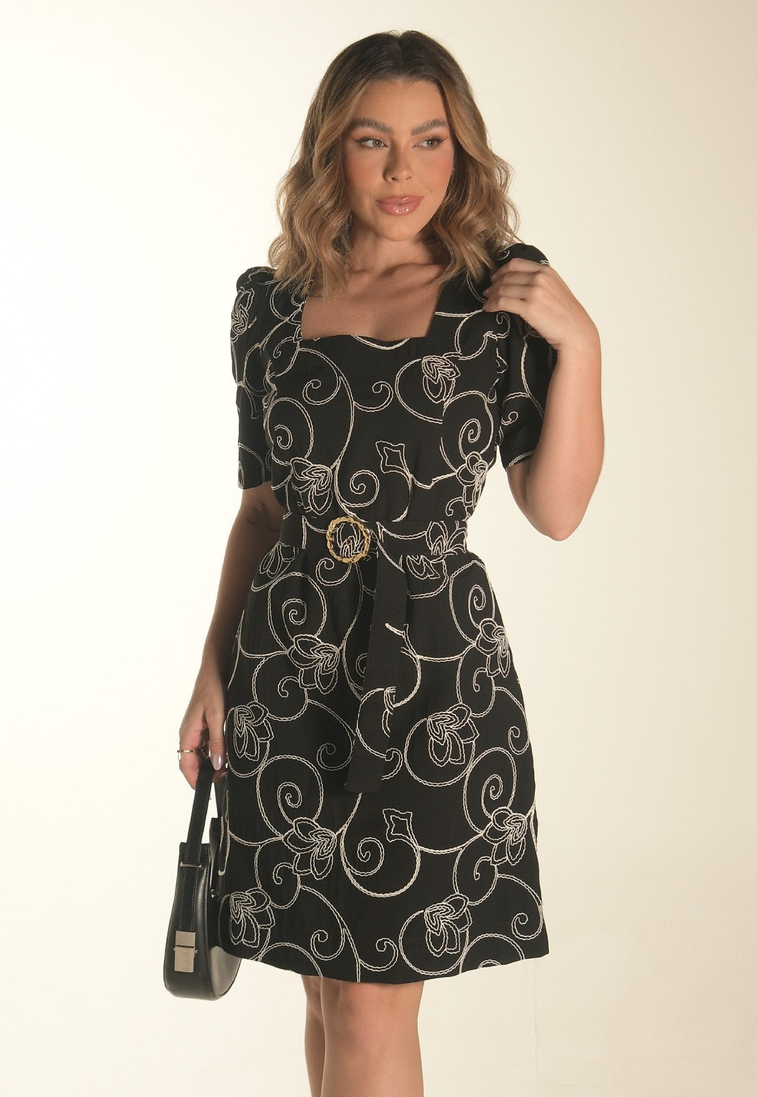 Vestido Mamorena Tubinho Manga Curta em Alfaiataria Bordada com Cinto