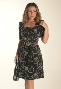 Vestido Mamorena Tubinho Manga Curta em Alfaiataria Bordada com Cinto